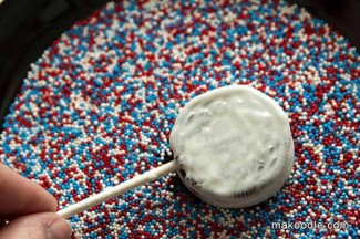 25-Ways-To-Have-The-Most-Patriotic-4th-Of-July-Party-How-To-Make-Oreo-Fourth-Of-July-Pops